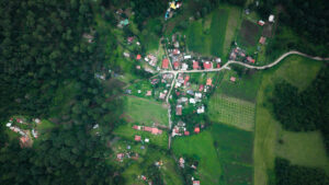 Vista aérea de la comunidad de La Huerta San Agustín, rodeada de bosque y parcelas agrícolas, en Valle de Bravo.